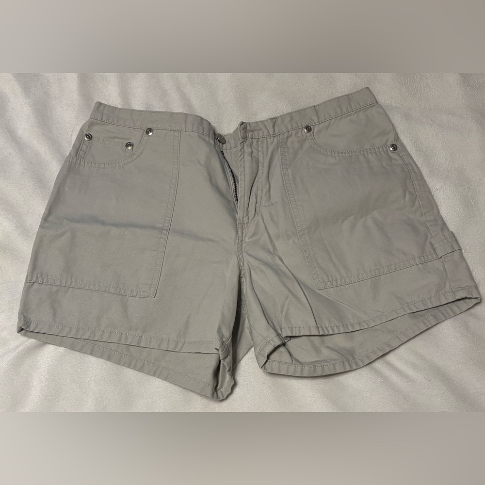 Canyon River Blues Women’s Light Gray Cargo Shorts
